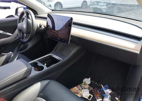 2022 Tesla Model Y Long Range Dual Motor All-Wheel Drive z USA, uszkodzony, nr VIN 7SAYGDEE7NF371470